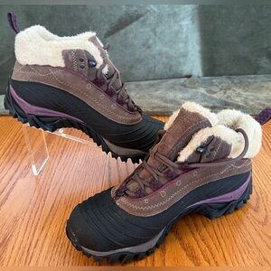 Merrell Women’s Black and Cream Size 9 Winter Boots